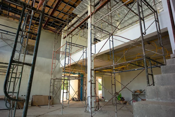絶縁体 電気のインストールに建設中の家の中の視点 工事現場の鉄骨足場の構造 — ストック写真