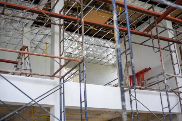 Perspektif içinde ev yalıtkan ve elektrik ile kurulum aşamasındadır. İnşaat sahasında çelik İskele yapısı