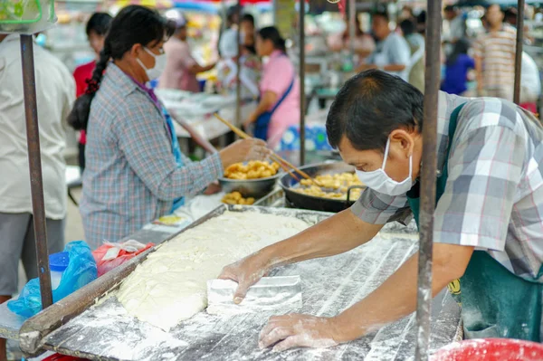 Portrét Prodejce Vaření Hluboké Smažené Mouka Nazývá Tong Ranní Trh — Stock fotografie