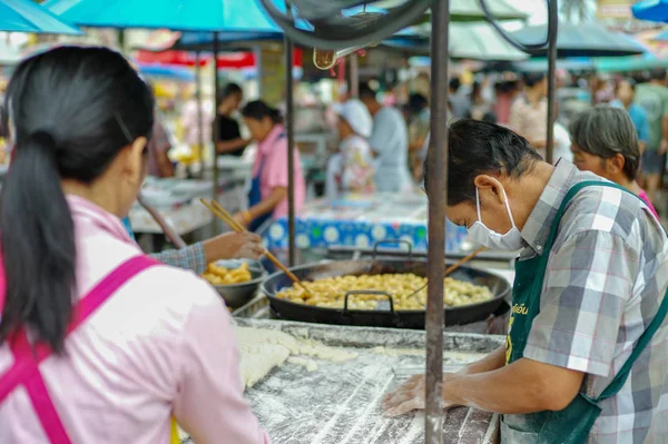 Retrato Vendedor Cozinhar Farinha Frita Chamada Tong Mercado Manhã Comida — Fotografia de Stock