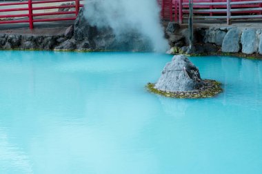 Kaplıca ve Beppu, Japonya taşına dışarı buhar mavi su birikintisi