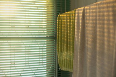 Doku ve arka plan havlu askısı sunset ve gölge ışık ile asılı