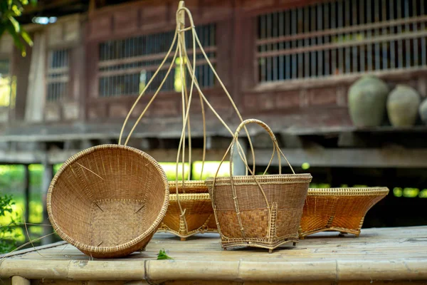 Closeup Cestas Tradicionais Feitas Material Natural Com Casa Estilo Tailandês — Fotografia de Stock