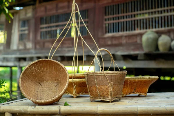 Closeup Traditionele Manden Gemaakt Van Natuurlijk Materiaal Met Wazig Oude — Stockfoto