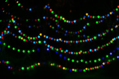 Yıldız şeklinde soyut renkli bokeh ışıklarla izole siyah arka planda