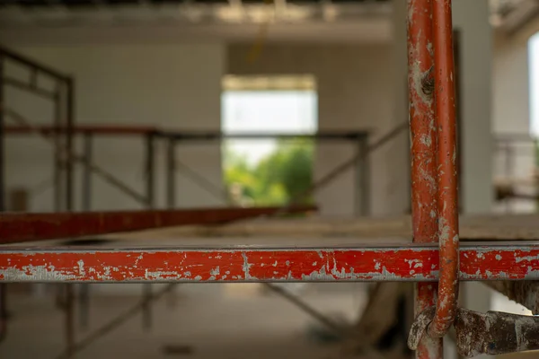 İnşaat sahasında yüksek düzeyde çalışmak için iskele closeup çelik çubuklar