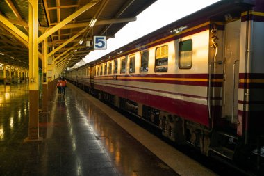 Bangkok Tren İstasyonu Tren ve sabahın ilk saatlerinde ve güneş ışığı içinde seyahat için bekleyen yolcular ile bakış
