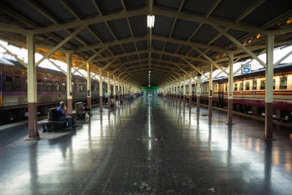 Perspectiva Estación Tren Bangkok Con Tren Pasajeros Esperando Viajar Por — Foto de Stock