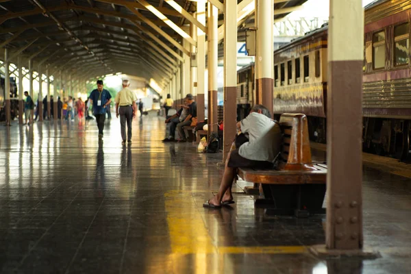 Perspective Gare Avec Foule Personnes Attendant Train Homme Endormi Flou — Photo