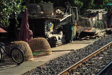 Bangkok, Tayland: Aralık 5, 2018 - yerleşim bölgesinde yer alan demiryolu yakınındaki. Boyunca gecekondu yan, demiryolu ile ahşap çöp ve yararsız malzeme yığınları. Yoksulluk kavramı