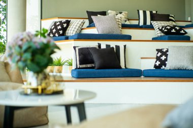 Seçici odak rahat fasulye çanta ile yastık oturma odasında. Portre rahat evde modern mobilya