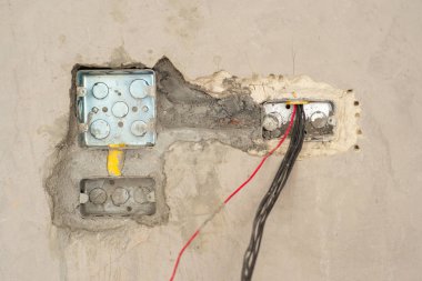 Closeup doku ve arka plan metal sıvalı çimento duvar yapım aşamasında evinde elektrik sistemi yükleme için blok.