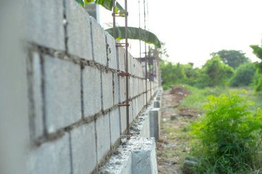 Şantiye beton çimento duvar ile peyzaj