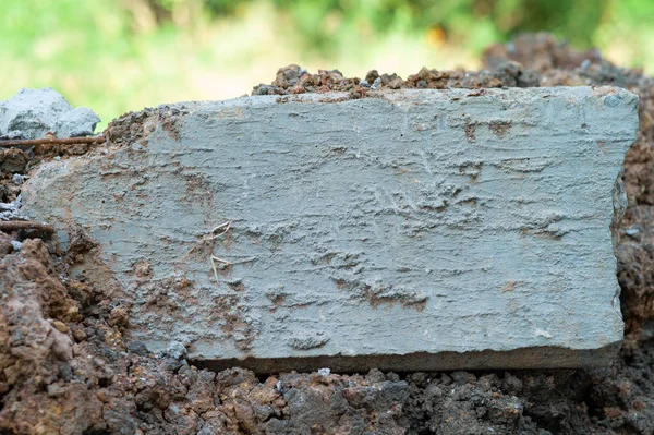 Toprak Zemin Şantiyede Beton Yapı Güçlendirme Çelik Ile Kırık Closeup — Stok fotoğraf
