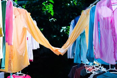 Renkli ıslak giysileri güneş ısı ile kurutma için çelik clothesline asılı. Tatlı çift gömlek kavramının. Mutlu sevgililer günü