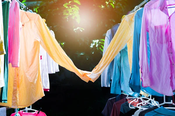 カラフルな濡れた服が太陽の熱によって乾燥のためスチール物干しに掛かっています シャツの概念の甘いカップル 幸せなバレンタインデー — ストック写真