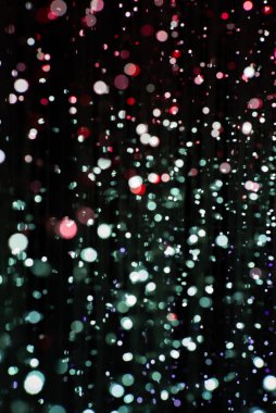 Soyut doku ve arka plan siyah arka plan ve ön plan bulanık renkli pırıltılı bokeh ışıkların