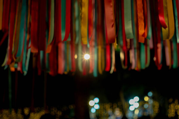 Абстрактные размягченные красочные ленты, свисающие с крыши для украшения праздничного мероприятия
