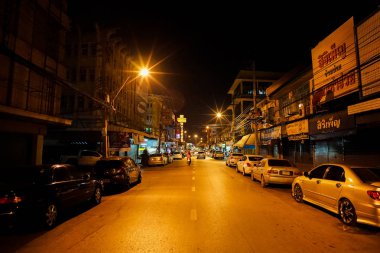 Ratchaburi, Tayland: 17 Ocak 2014 - in downtown geceleri kırsal alanda peyzaj. Kenara park arabalar ile gece yerel Caddesi'nin perspektif resim. Uyuyan town ve sessiz şehir kavramı