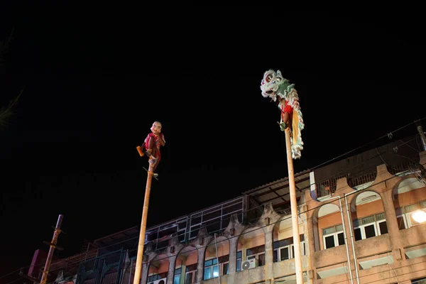 Celebrazione Cinese Anno Nuovo Prestazione Tradizionale Leone Sulla Cima Polo — Foto Stock