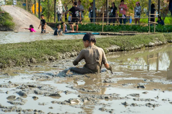 Portret Asian Mokro Dziewczyna Lubi Gra Mud Staw Goni Grupa — Zdjęcie stockowe