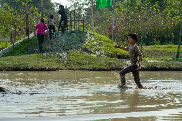 Portrait Asian Wet Girl Enjoys Plays Mud Pond Chases Group — Stock Photo, Image