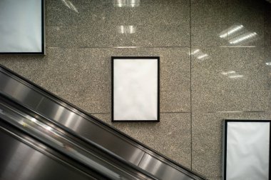 Granit reklam için ışık kutuları boş alan binanın içine duvar ve Tren İstasyonu
