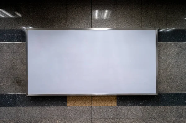 Granit reklam için ışık kutuları boş alan binanın içine duvar ve Tren İstasyonu
