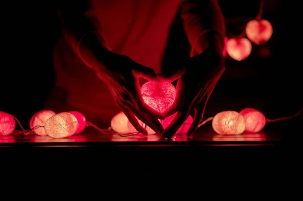 Homme Tient Lampe Lumière Led Forme Cardiaque Dans Ses Mains — Photo
