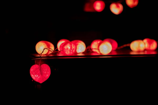 Closeup Hart Vorm Van Led Verlichting Lijn Zet Houten Tafel — Stockfoto