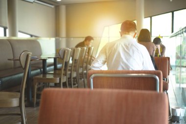 Bulanık Grup arka planda insan kafedeki basınç altında çalışma düşünceli adam portresi geri. Co çalışma alanı alanı kavramı. Ekonomik kriz