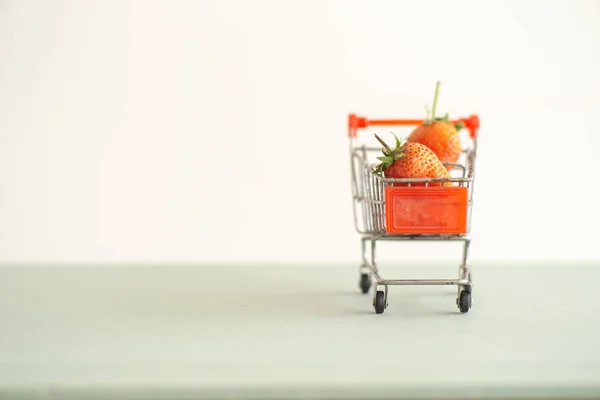 Nahaufnahme Erdbeeren Einkaufswagen Wagen Der Die Erdbeere Mit Dem Isolierten — Stockfoto