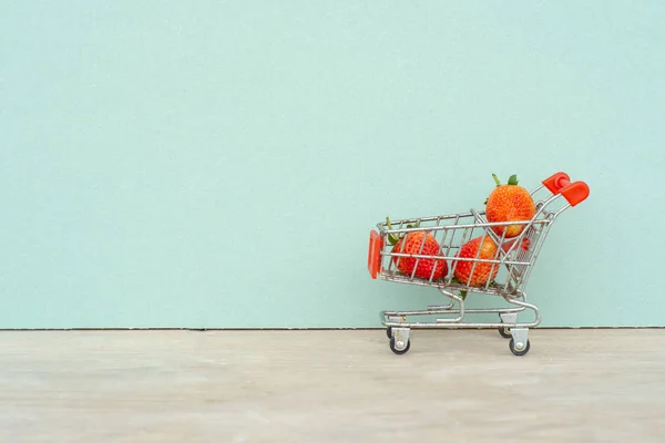 Nahaufnahme Erdbeeren Einkaufswagen Wagen Der Die Erdbeere Mit Dem Isolierten — Stockfoto