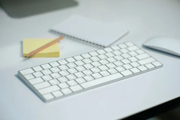 Selective focus on white keyboard on the desk — Stock Photo, Image