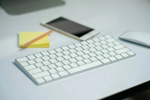 机の上の白いキーボードの選択と集中 — ストック写真