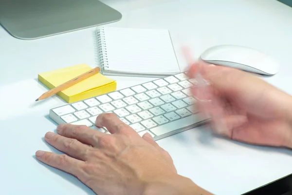 Selective focus on white keyboard of desktop — Stock Photo, Image