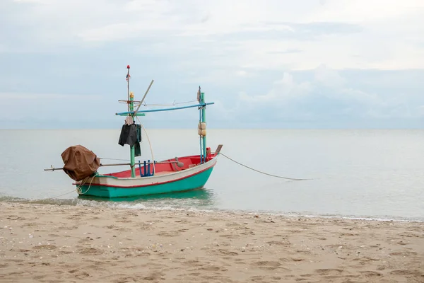 海岸の海に浮かぶ小さな伝統的な漁船 — ストック写真