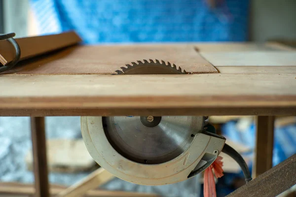 Closeup the metal dish of electrical saw machine in the table at workshop — Stock Photo, Image