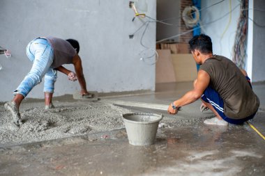 Bir grup işçi const altında evde çimento zemin inşa