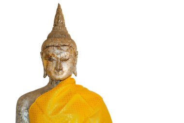 Beyaz arka plan üzerinde Budizm tapınağında altın yaprakla kaplanmış izole Closeup altın Buda heykeli