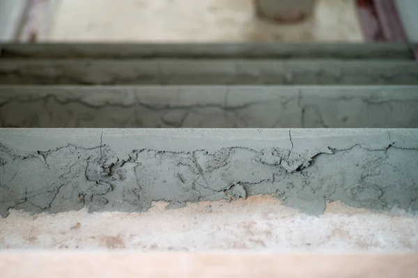 Foco seletivo na superfície de cimento áspero no chão — Fotografia de Stock