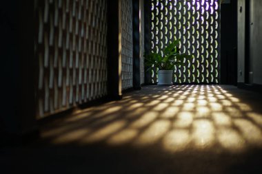 Koridorun çimento zeminine seçici odaklanma gün batımının ışığını yansıtır