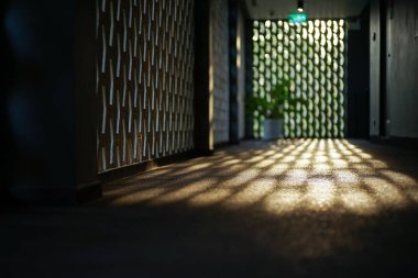 Koridorun çimento zeminine seçici odaklanma gün batımının ışığını yansıtır