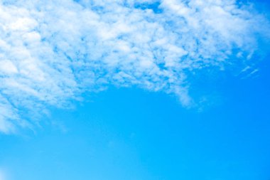 Bazı metin eklemek için kopyalama alanı ile mavi gökyüzü arka plan cloudscape