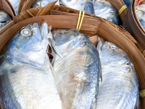 Topp Visa makrill fiskar i bambu korgar i mataffären — Stockfoto