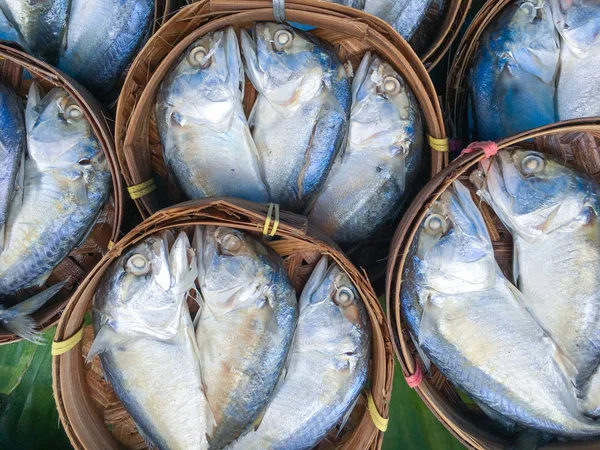 Top vista peixes de cavala em cestas de bambu na loja de alimentos — Fotografia de Stock