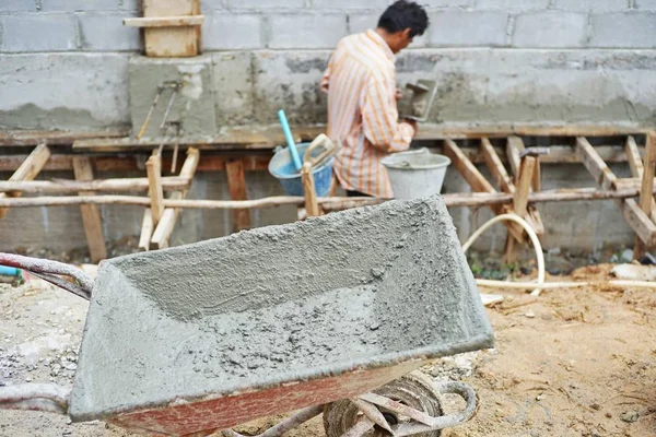 Selektywna Koncentracja Wózku Zawiera Cement Mieszany Niewyraźne Pracownik Budowania Ściany — Zdjęcie stockowe