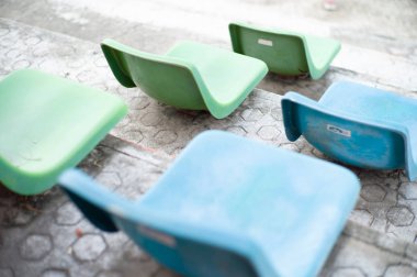 Plastik sandalye satırları üzerinde seçici odak çimento yüklemek 