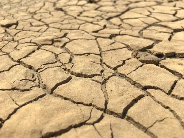 Närbild väderbiten struktur och bakgrund arid spruckna marken. — Stockfoto