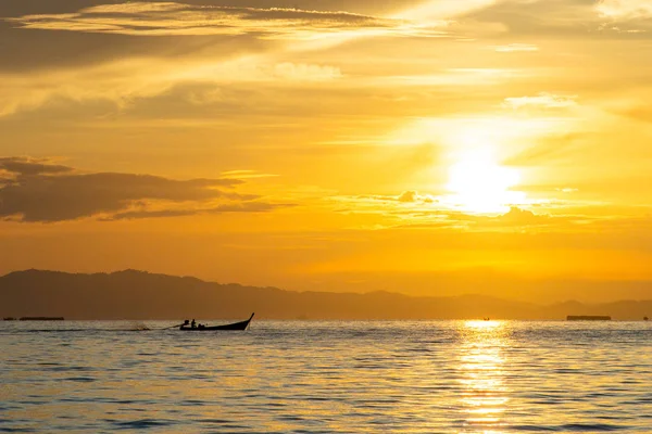 Silueta de barco de cola larga en movimiento con sombra de isla y o — Foto de Stock
